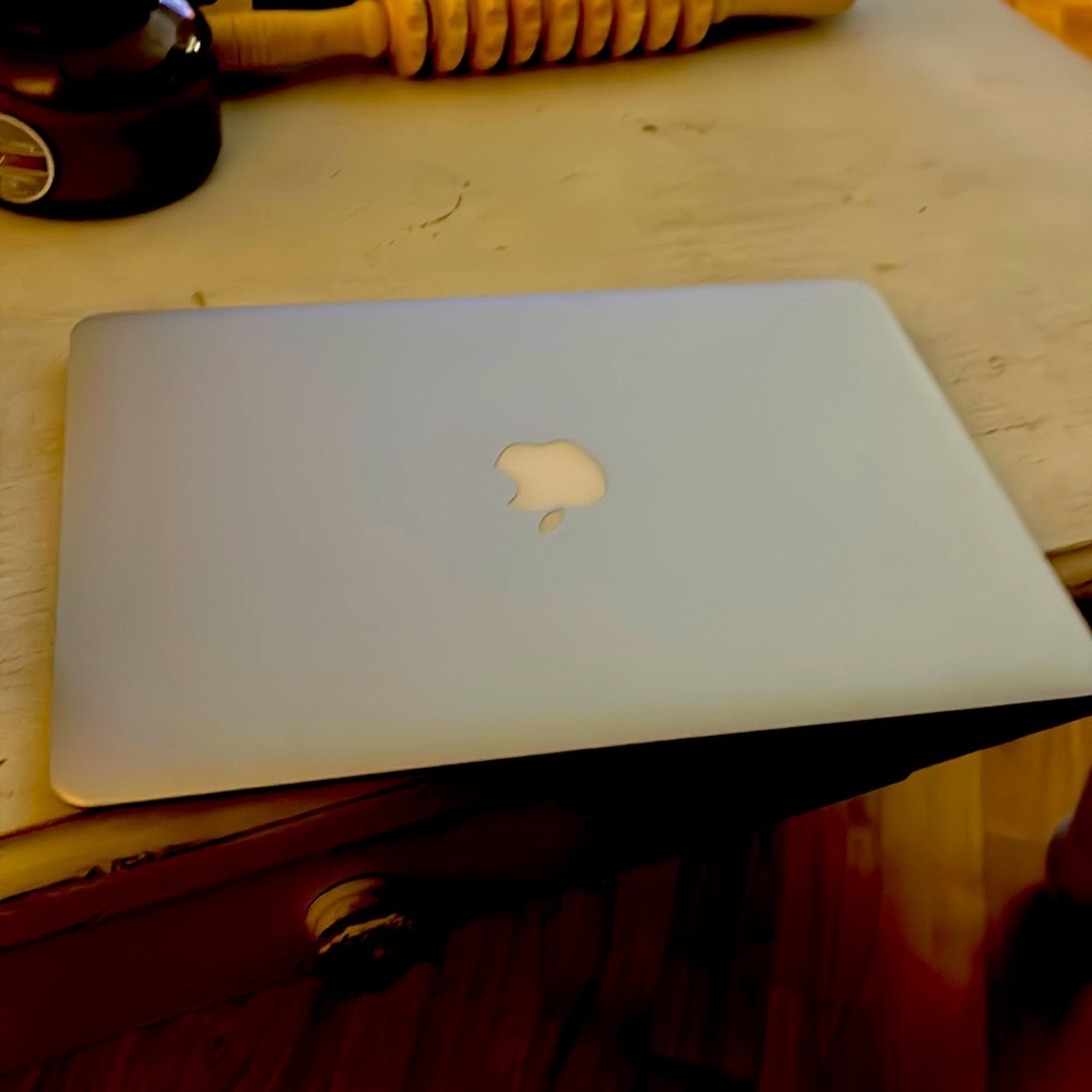 Macbook Air. Works appropriately. Don’t know how to erase or update.